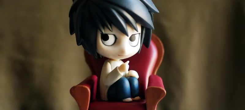 哈哈哩哩动漫作品风格展示图，清新热血风格的动漫角色在冒险场景中奔跑，色彩鲜明、充满活力，体现轻喜剧与冒险并重的题材特色
